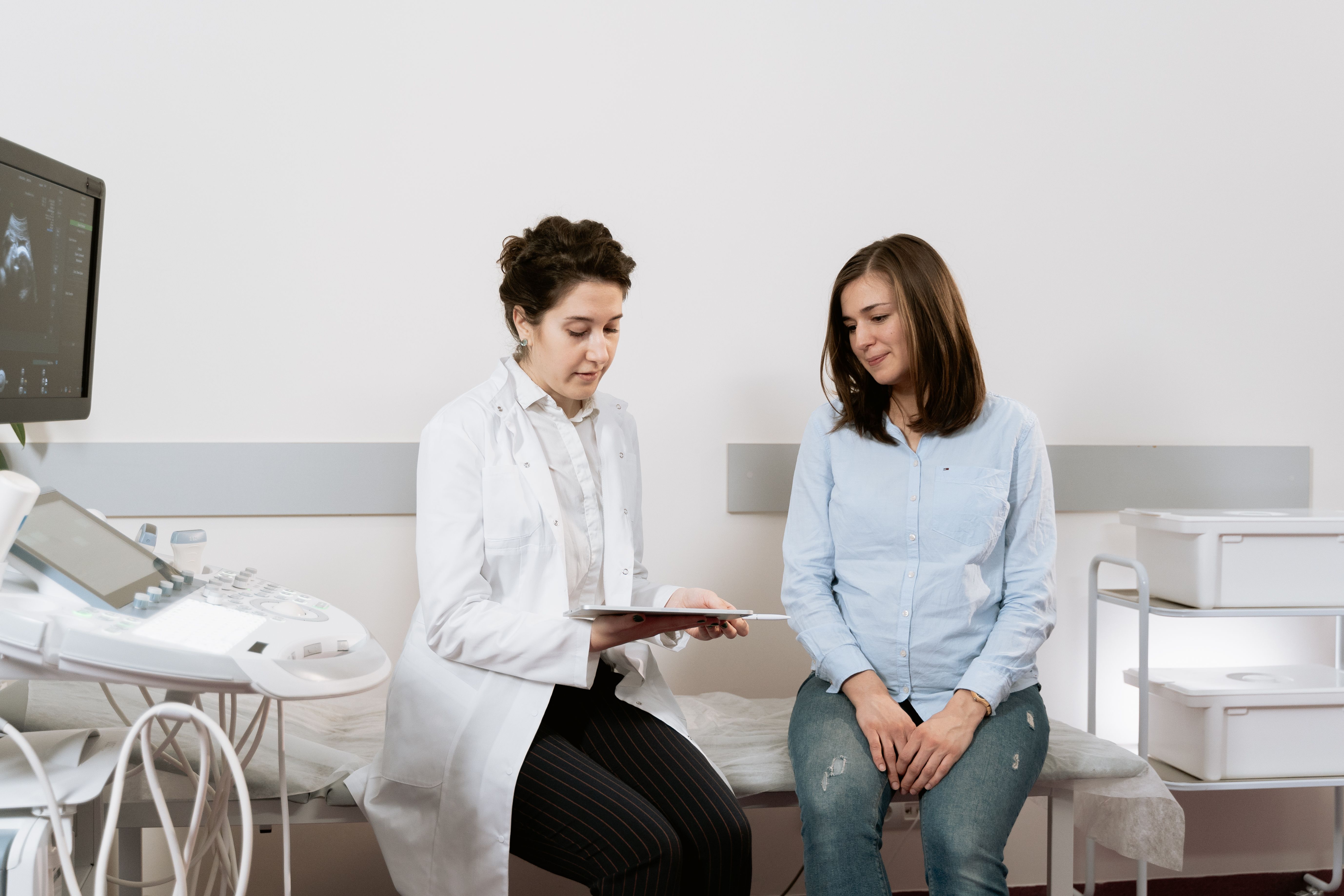 Prenatal care with patient and OBGYN